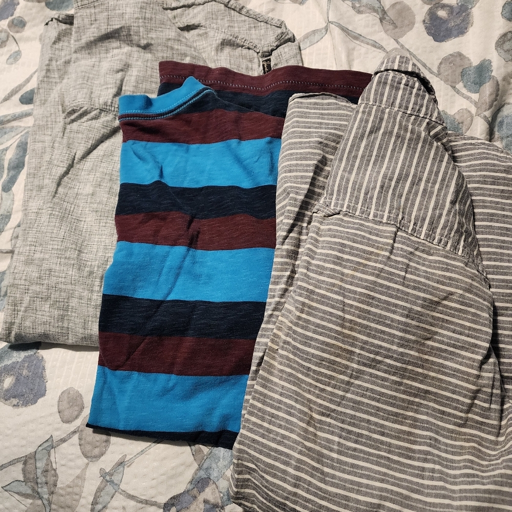 Bundle of 3 mens shirts American Eagle v neck shirt size M/L